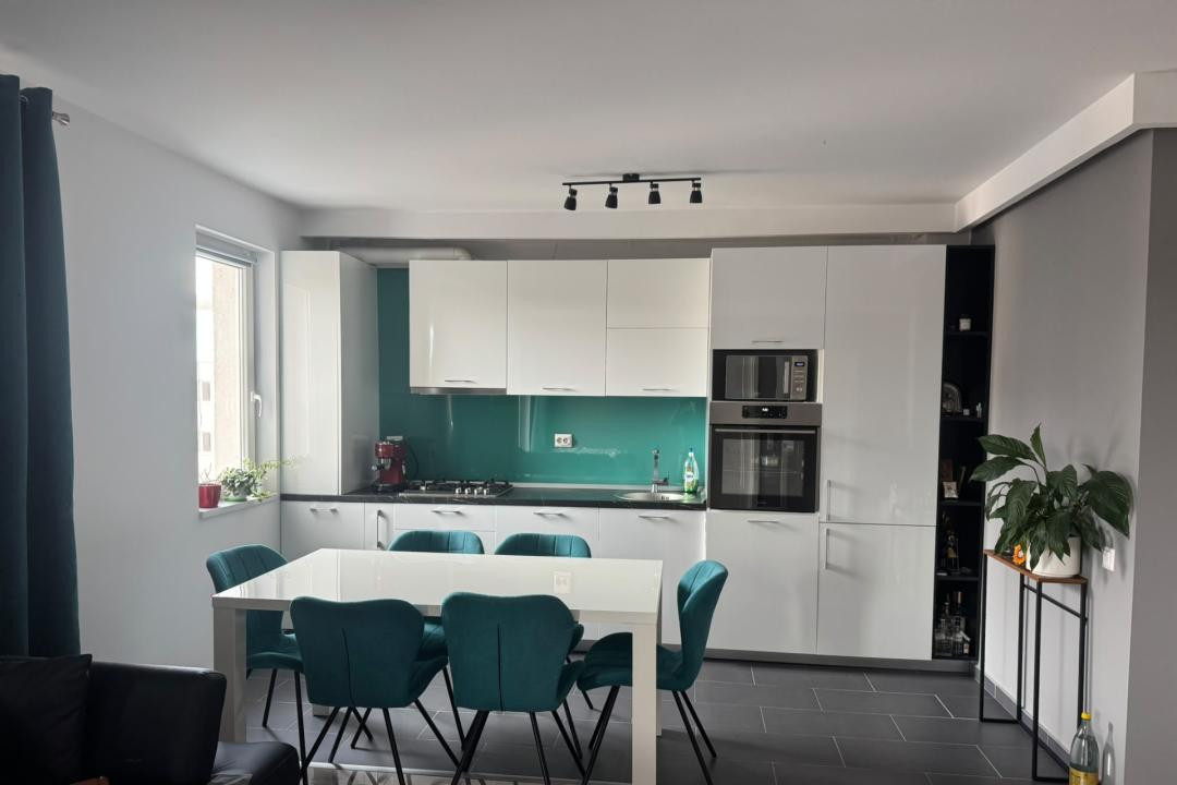 Apartament cu 3 camere, 70 mp, 2 balcoane, zona Teilor