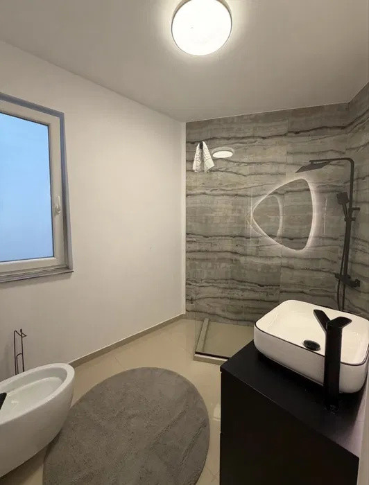 Apartament cu 3 camere, etajul 1, bloc nou, zona clinicii AMETHYST