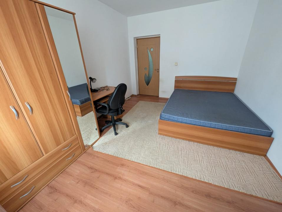 Apartament la etaj intermediar, balcon, zona Eroilor
