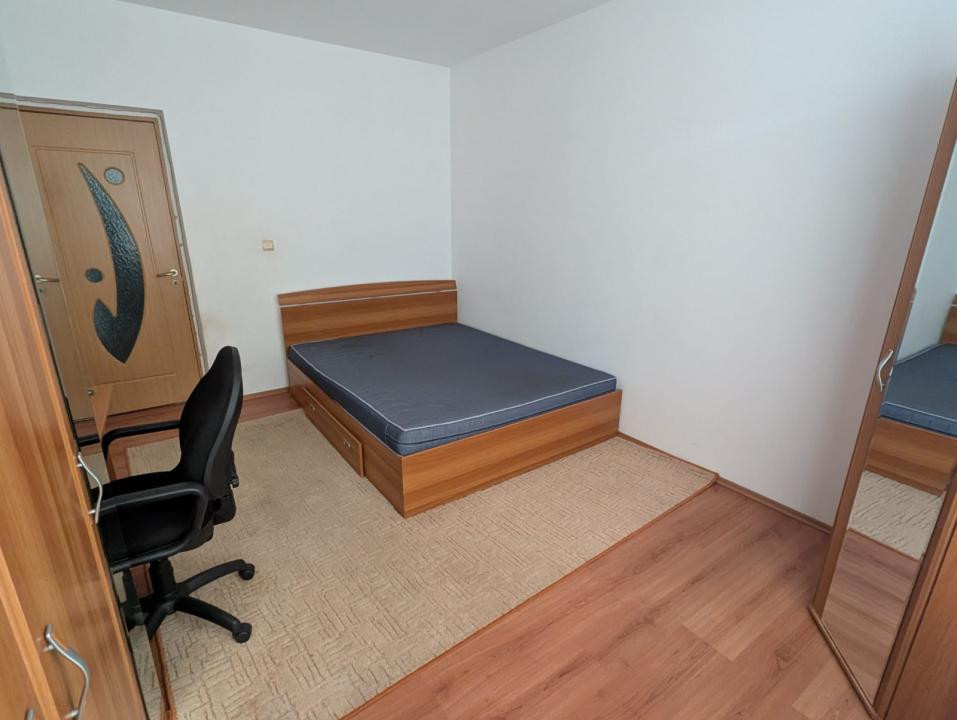 Apartament la etaj intermediar, balcon, zona Eroilor