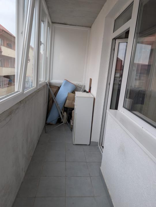 Apartament la etaj intermediar, balcon, zona Eroilor