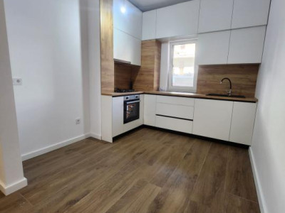 Apartament cu 2 camere, decomandat,parcare, zona Eroilor