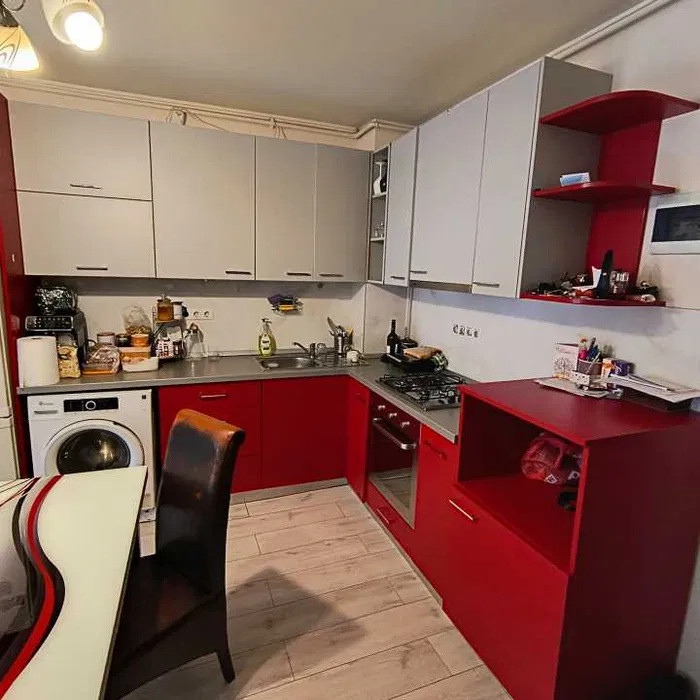 Apartament la etaj intermediar, parcare subterana, zona Metro