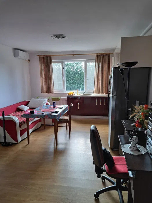 Apartament la etajul 1, parcare, balcon, zona Eroilor