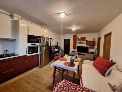 Apartament la etajul 1, parcare, balcon, zona Eroilor