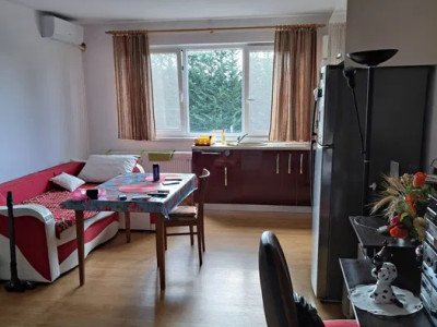 Apartament la etajul 1, parcare, balcon, zona Eroilor