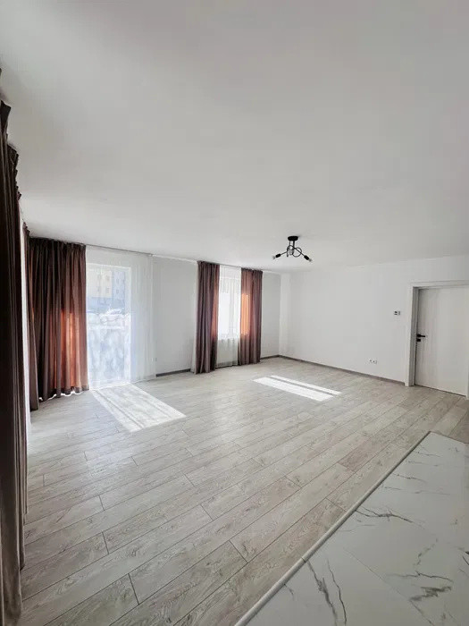 Apartament spatios, 74 mp, parcare, 2 balcoane, zona Florilor