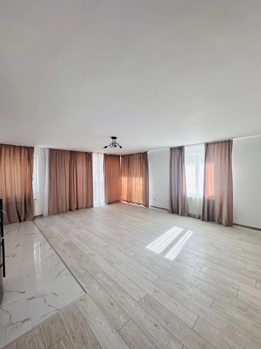 Apartament spatios, 74 mp, parcare, 2 balcoane, zona Florilor