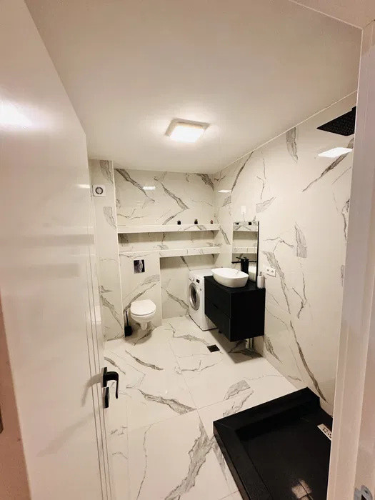Apartament spatios, 74 mp, parcare, 2 balcoane, zona Florilor