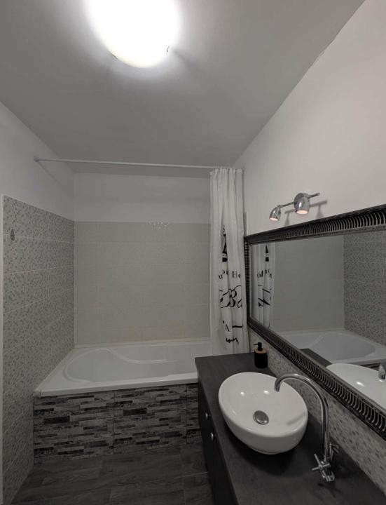 Apartament cu 3 camere , gradina,parcare inclusa,zona Eroilor 