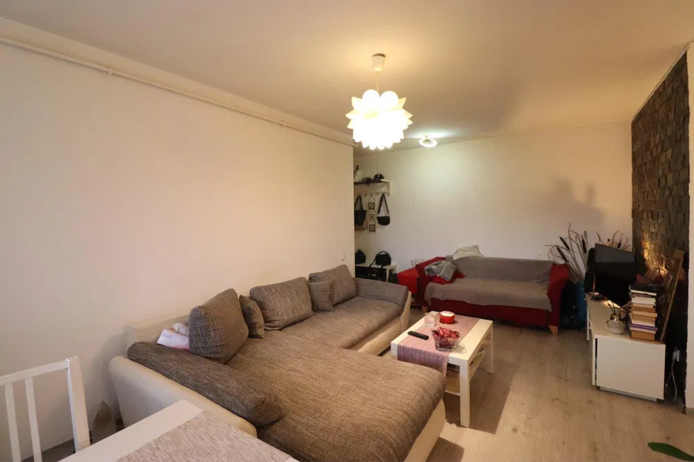 Apartament cu 3 camere, 60 mp, baie cu geam, zona Muzeul Apei