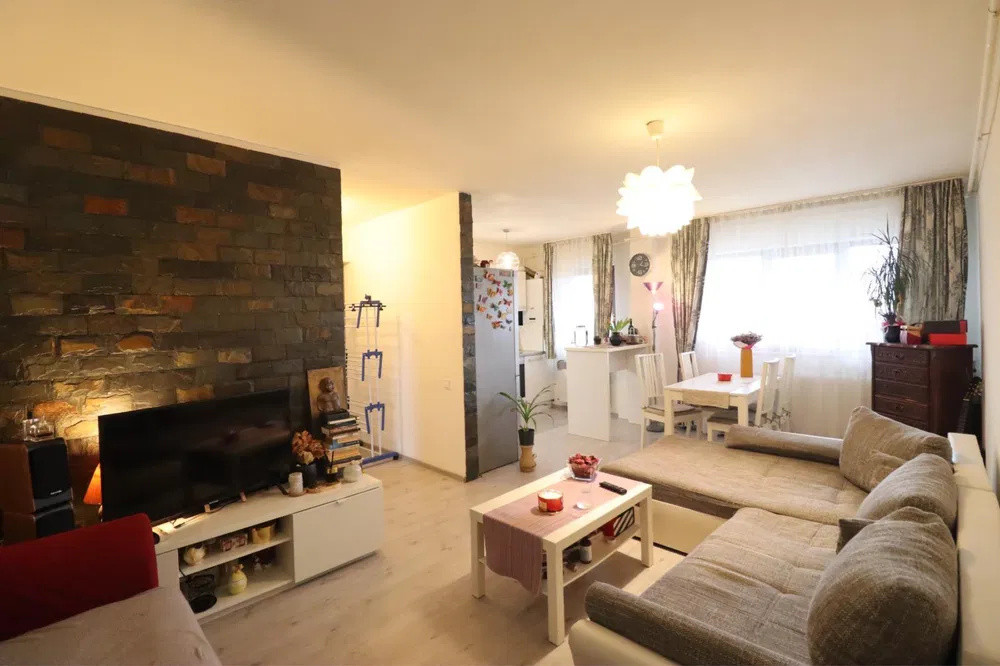 Apartament cu 3 camere, 60 mp, baie cu geam, zona Muzeul Apei