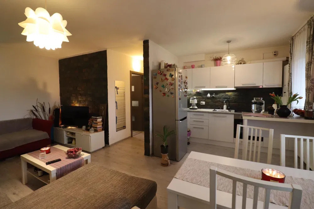 Apartament cu 3 camere, 60 mp, baie cu geam, zona Muzeul Apei