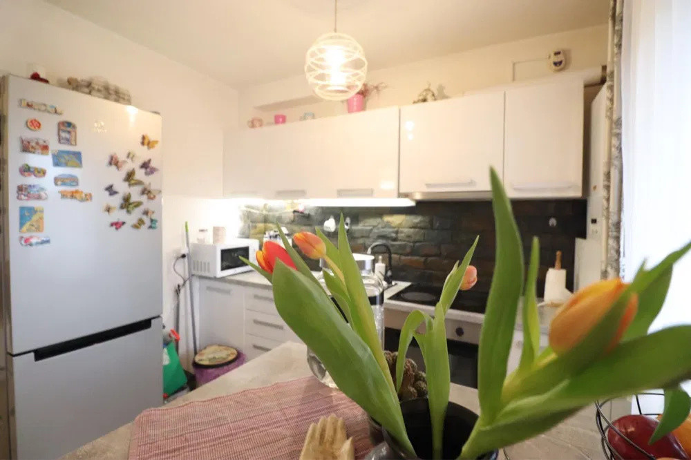 Apartament cu 3 camere, 60 mp, baie cu geam, zona Muzeul Apei