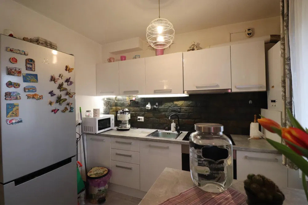 Apartament cu 3 camere, 60 mp, baie cu geam, zona Muzeul Apei