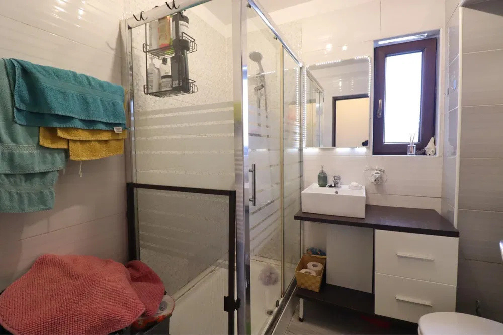 Apartament cu 3 camere, 60 mp, baie cu geam, zona Muzeul Apei