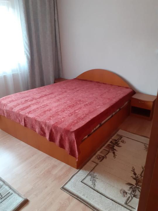 Apartament de inchiriat 2 camere si parcare zona Colinei!