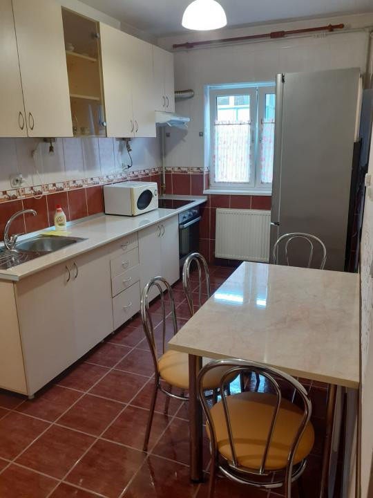 Apartament de inchiriat 2 camere si parcare zona Colinei!
