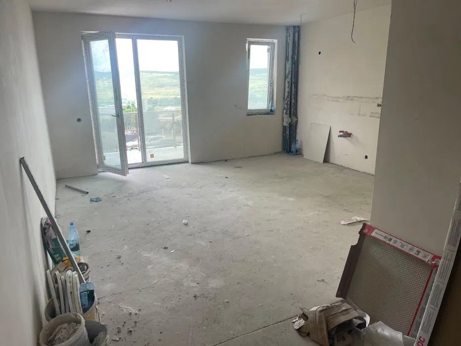 Apartament semifinisat cu CF, parcare, terasa, zona Razoare