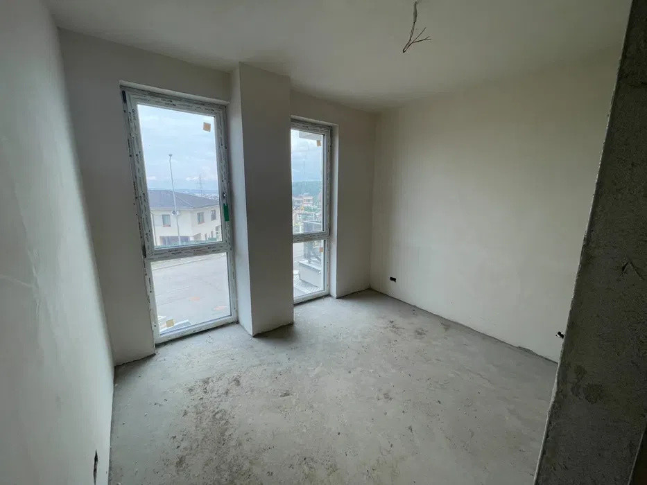 Apartament semifinisat cu CF, parcare, terasa, zona Razoare