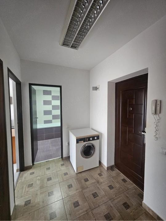 Apartament decomandat, 33 mp, etaj intermediar, zona Eroilor