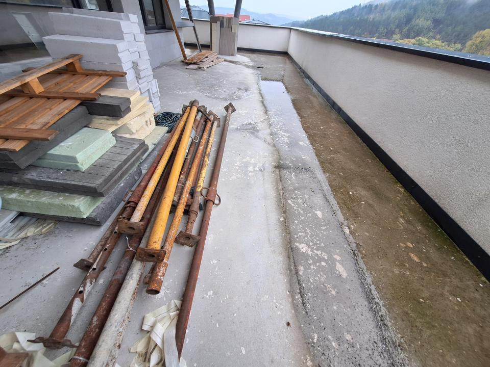 Apartament cu 3 camere, 2 bai, terasa de 84 mp, zona ROATA FAGET