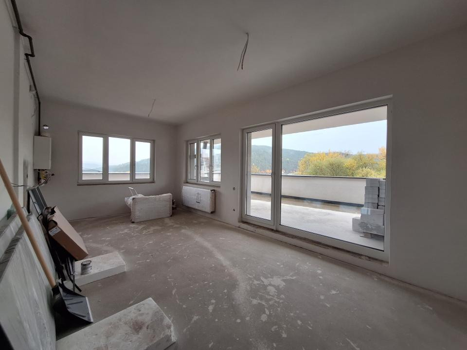 Apartament cu 3 camere, 2 bai, terasa de 84 mp, zona ROATA FAGET