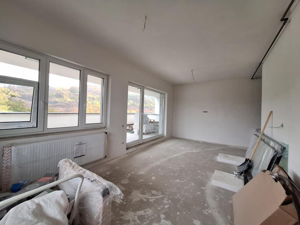 Apartament cu 3 camere, 2 bai, terasa de 84 mp, zona ROATA FAGET