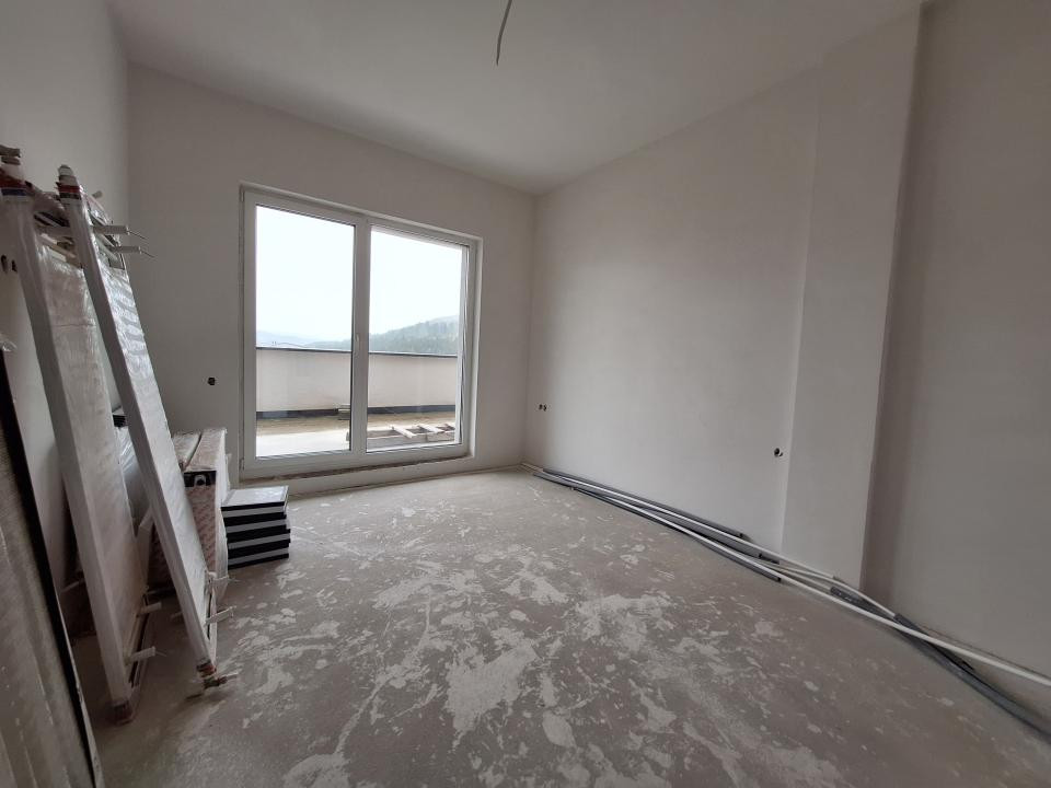 Apartament cu 3 camere, 2 bai, terasa de 84 mp, zona ROATA FAGET