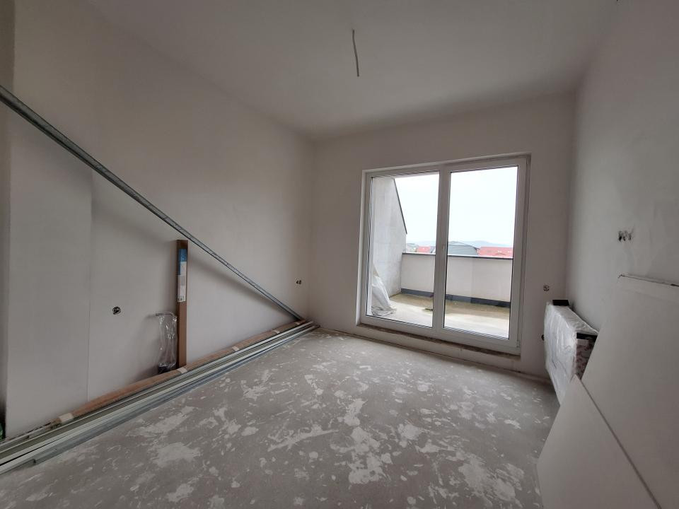 Apartament cu 3 camere, 2 bai, terasa de 84 mp, zona ROATA FAGET