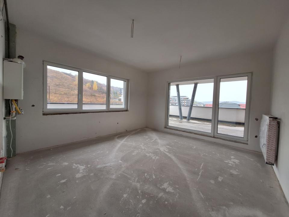 Apartament cu 3 camere, terasa de 60 mp, zona ROATA FAGET