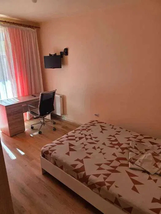 Apartament cu o camera, etaj intermediar, balcon, zona Porii