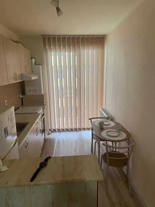 Apartament cu o camera, etaj intermediar, balcon, zona Porii