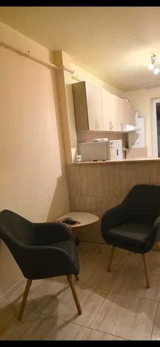Apartament cu o camera, etaj intermediar, balcon, zona Porii