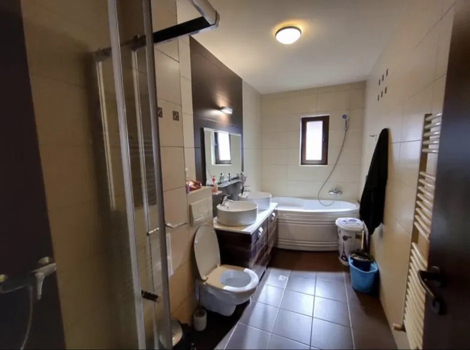 Apartament cu 3 camere, 80 mp, etajul 1, zona Stejarului