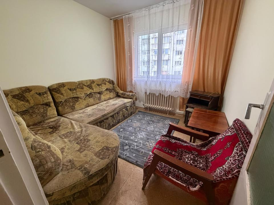 Apartament de inchiriat 3 camere etaj intermediar strada Parang!