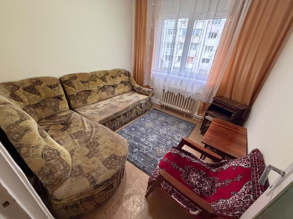 Apartament de inchiriat 3 camere etaj intermediar strada Parang!