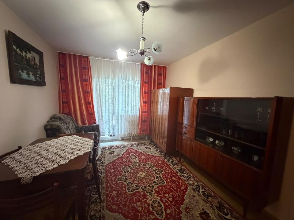 Apartament de inchiriat 3 camere etaj intermediar strada Parang!