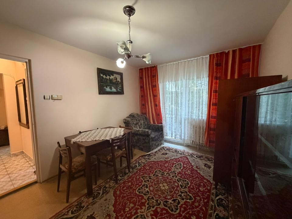 Apartament de inchiriat 3 camere etaj intermediar strada Parang!