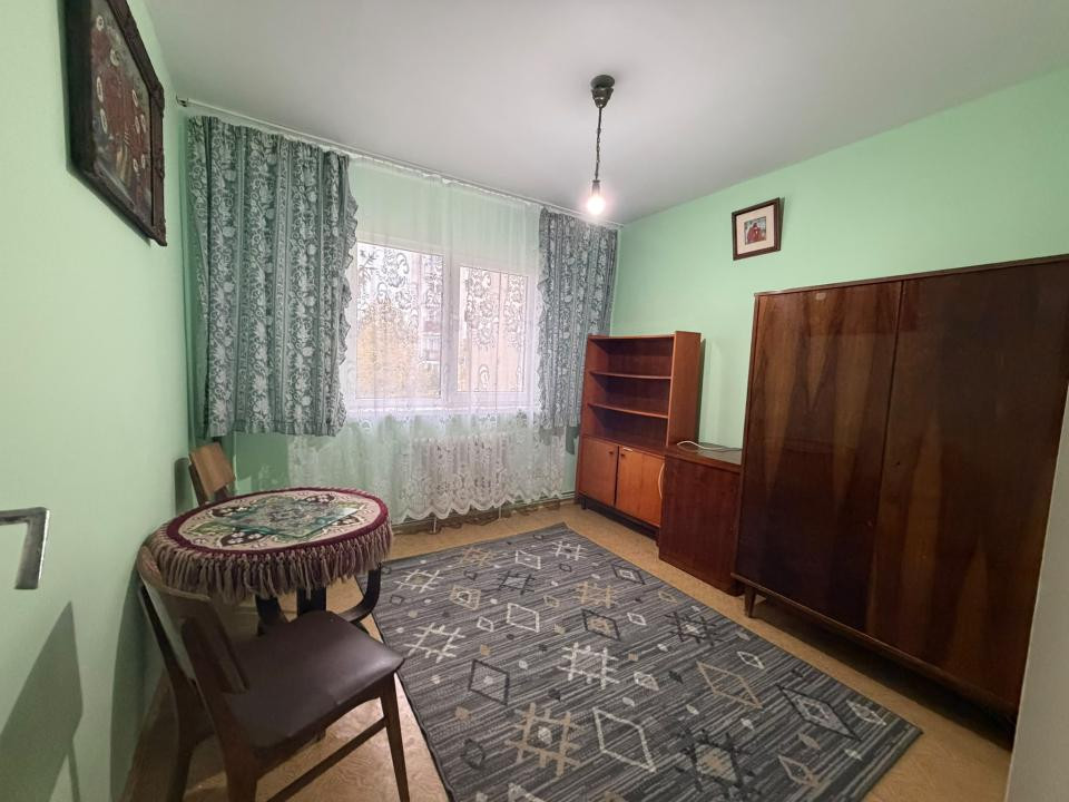 Apartament de inchiriat 3 camere etaj intermediar strada Parang!