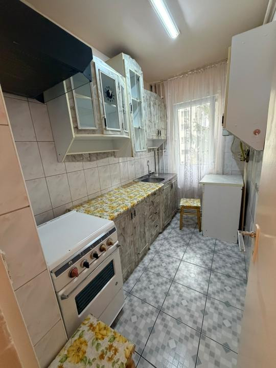 Apartament de inchiriat 3 camere etaj intermediar strada Parang!