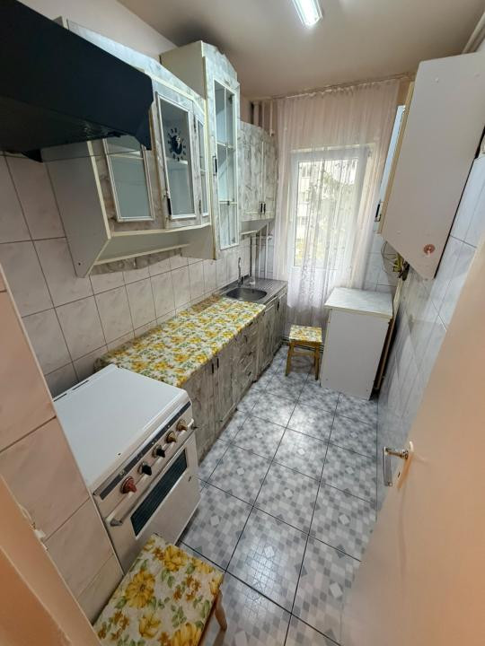 Apartament de inchiriat 3 camere etaj intermediar strada Parang!