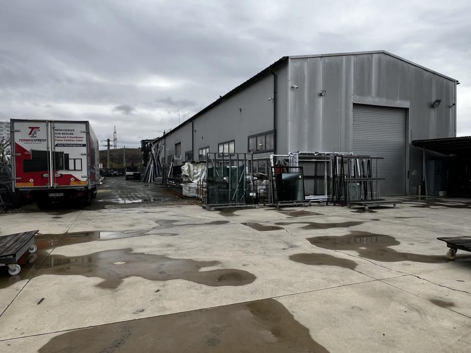 Showroom, birouri și hală de producție Floresti 1.350 mp | Teren 4.300 mp | E60 