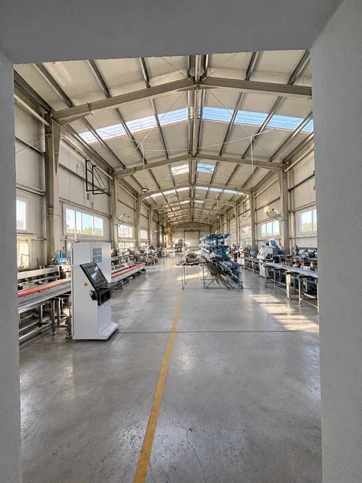 Showroom, birouri și hală de producție Floresti 1.350 mp | Teren 4.300 mp | E60 