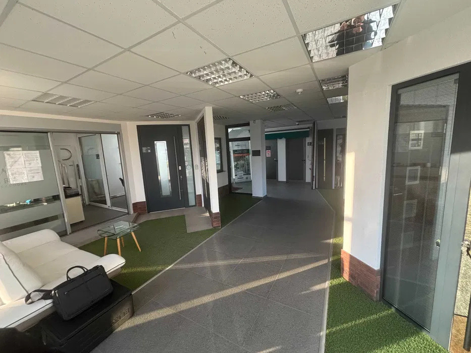 Showroom, birouri și hală de producție Floresti 1.350 mp | Teren 4.300 mp | E60 