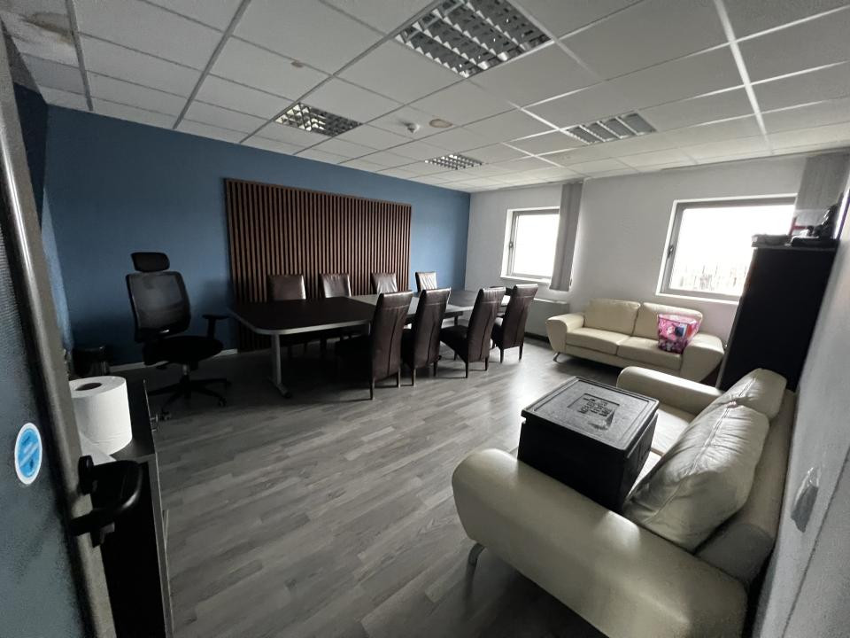 Showroom, birouri și hală de producție Floresti 1.350 mp | Teren 4.300 mp | E60 