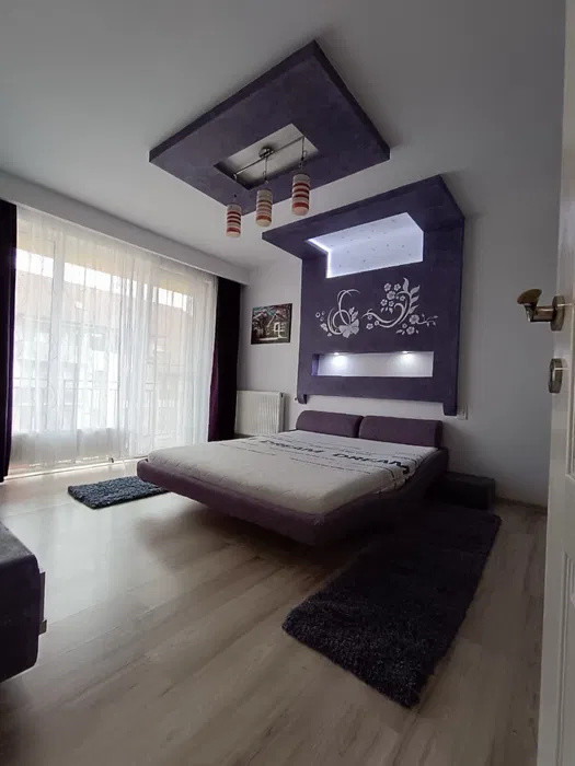 Apartament decomandat, etaj intermediar, zona Porii