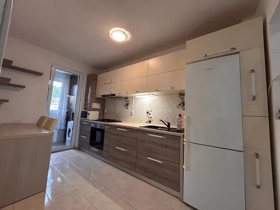 Apartament decomandat, etaj intermediar, zona Porii