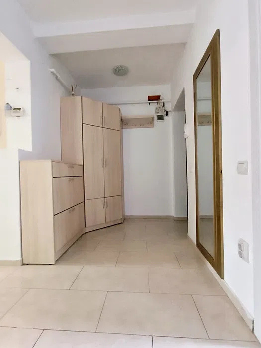 Apartament decomandat, etaj intermediar, zona Porii