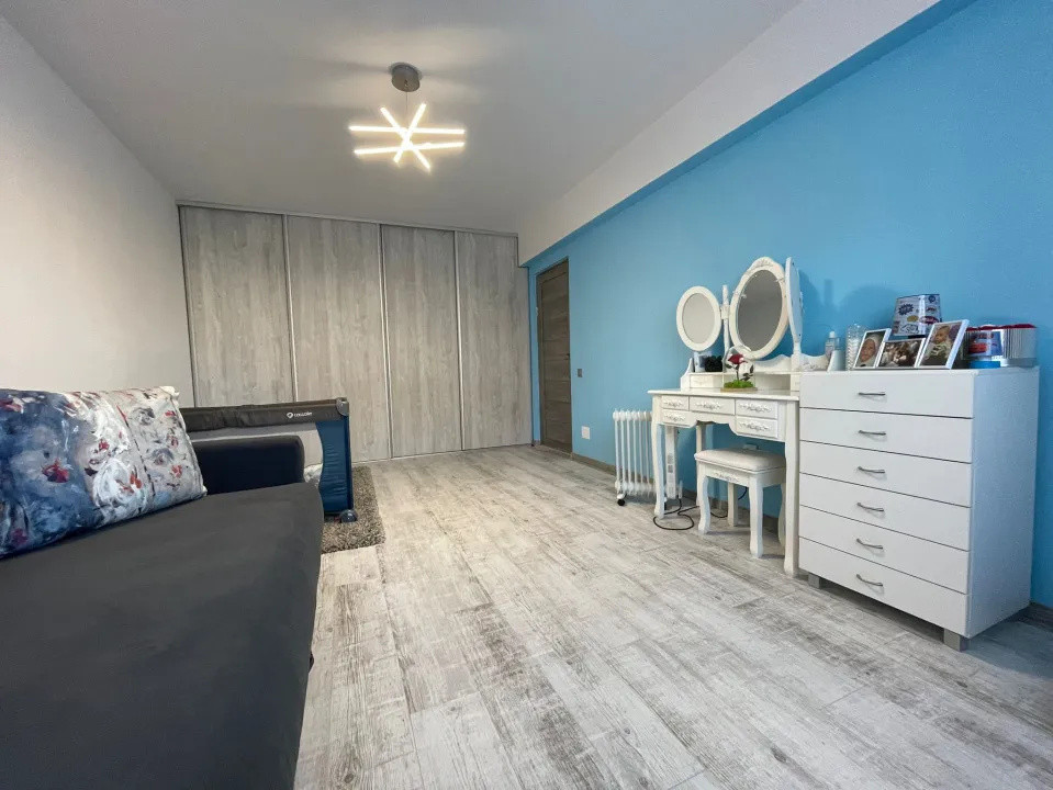 Apartament decomandat 2 camere etaj intermediar si parcare!